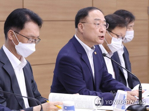 홍남기 부총리 겸 기획재정부 장관이 지난 7월 세법 개정안에 대해 설명하고 있다.  연합뉴스